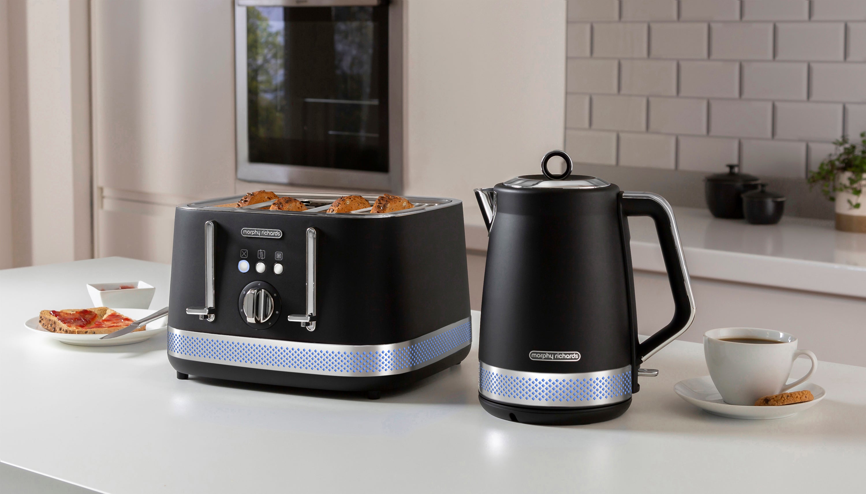 Black kettle and hotsell 4 slice toaster